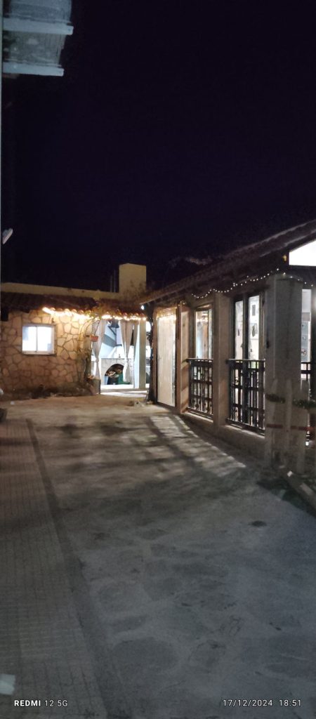 Camino iluminado por la noche