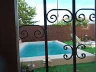 Vista de piscina desde ventana