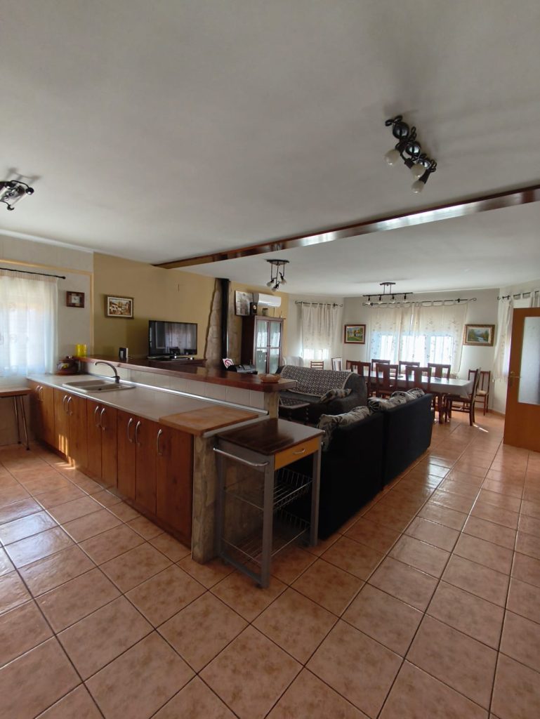 Cocina y sala de estar amplia