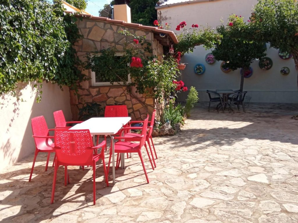 Mesa y sillas rojas exteriores