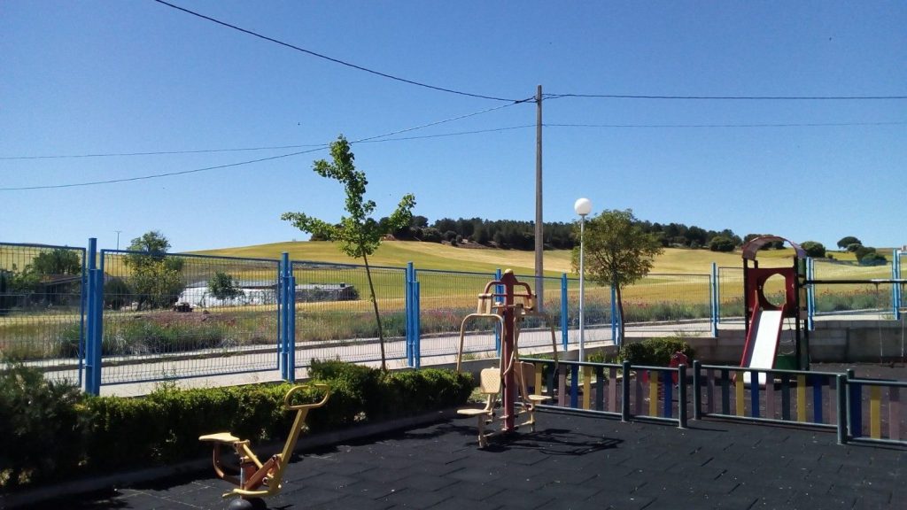 Parque infantil con paisaje verde