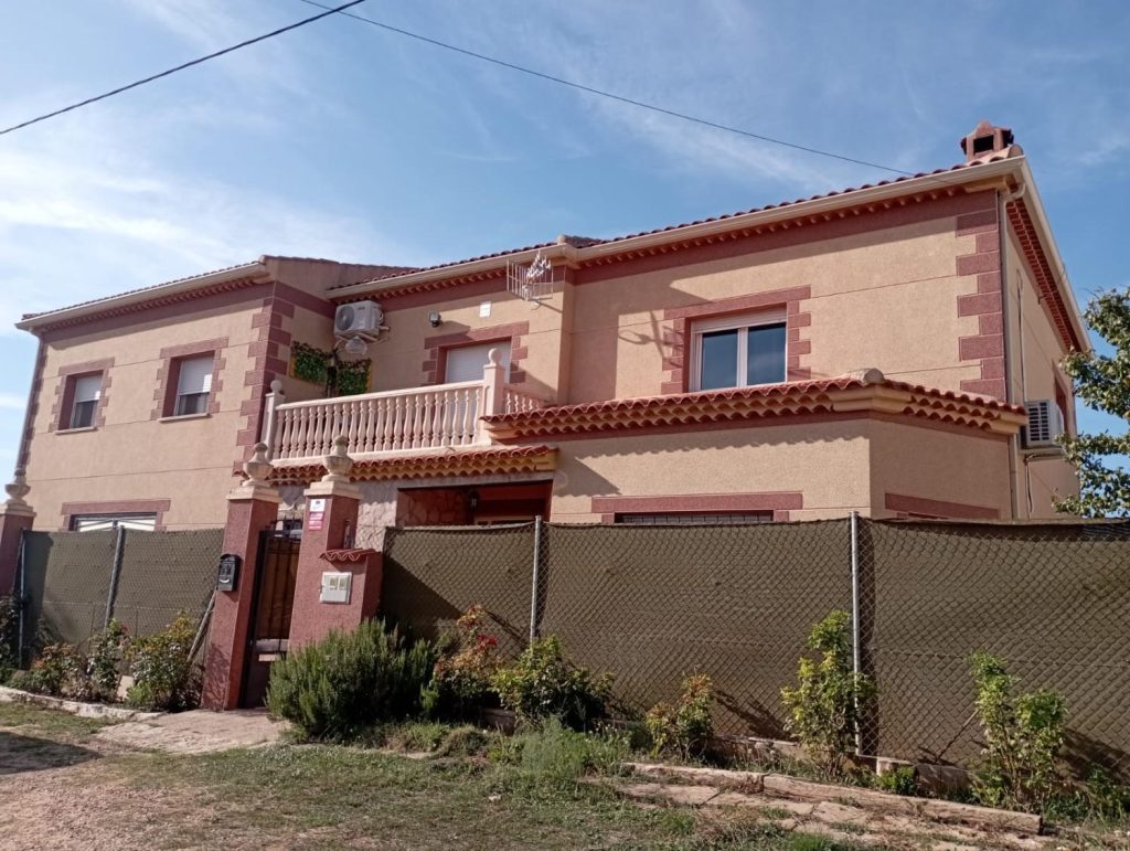 Casa de dos pisos con jardín