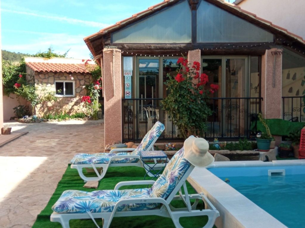 Casa con piscina y tumbonas